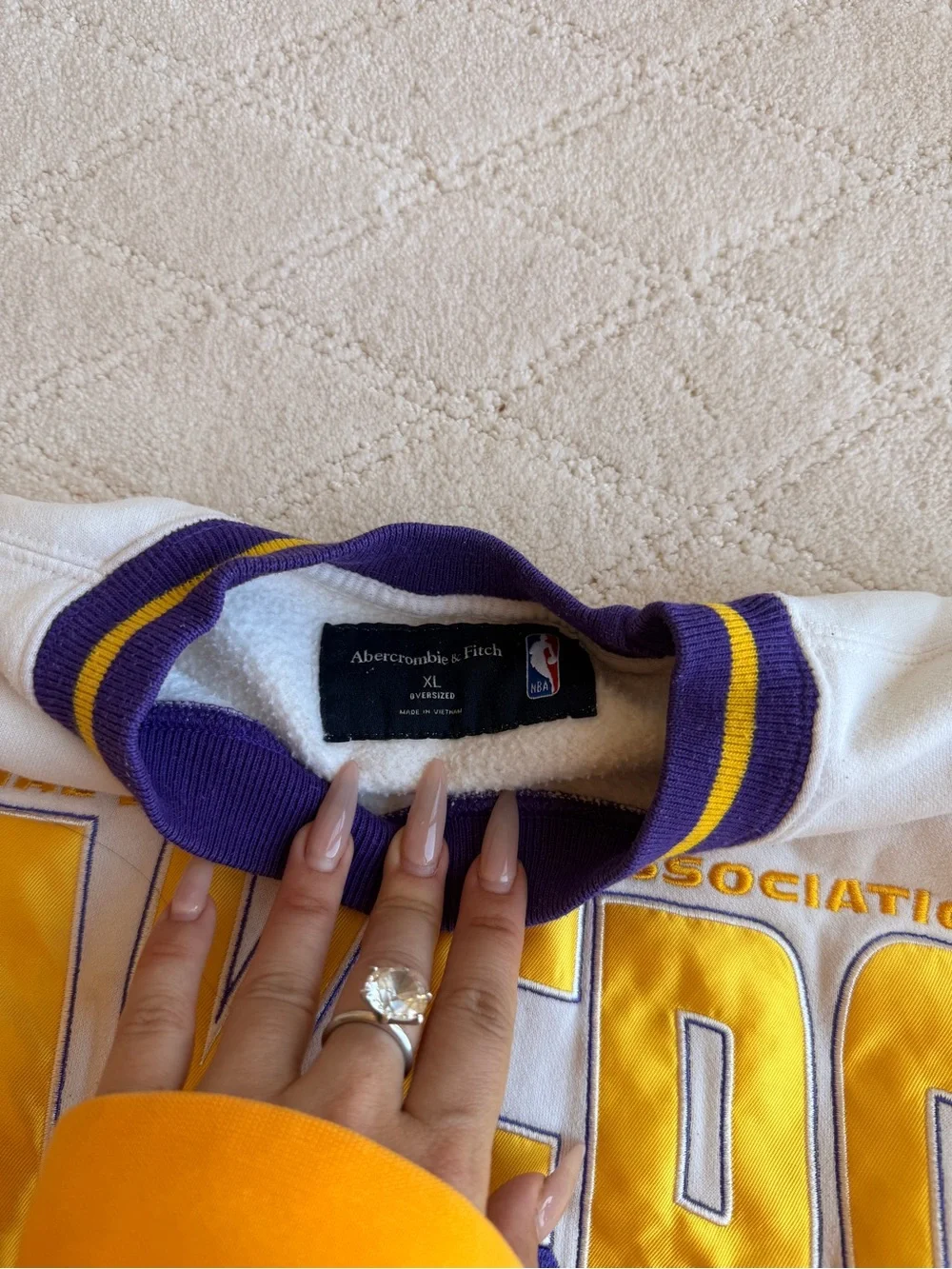 LAKERS Sweatshirt - Picture 3 of 4